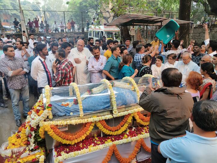 A huge crowd of fans for the funeral of veteran actor Vikram Gokhale