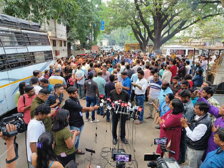 A huge crowd of fans for the funeral of veteran actor Vikram Gokhale