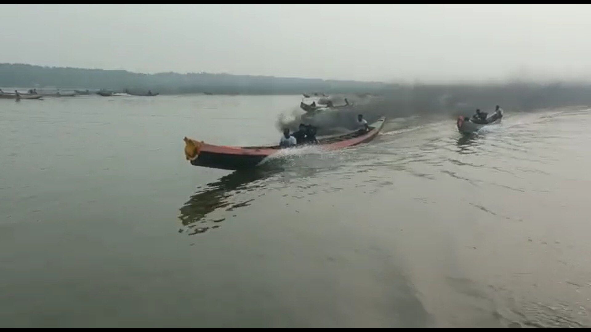 Fishermen Boat Racing : కోనసీమలో బోట్ రేసింగ్, చేపల వేట హద్దుల కోసం జాలర్లు పోటాపోటీ!