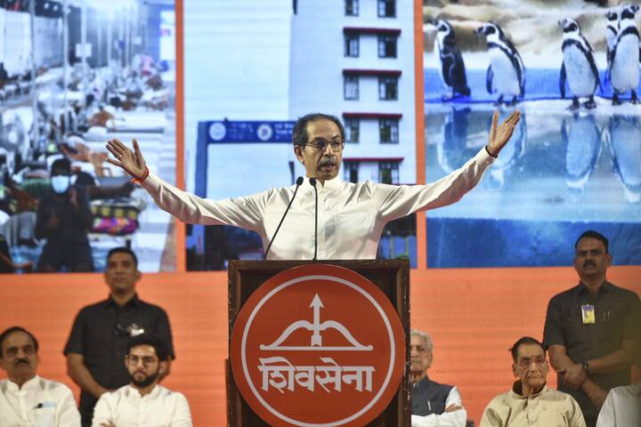काल अमित शहा बोलले आम्ही धडा शिकवला. पण बाबरी पाडल्यावर शिवसेना उभी राहिली, अमरनाथ यात्रेवेळी शिवसेनाप्रमुख उभे राहिले. आमच दैवताचा पुराने आदर्श म्हणून उल्लेख करतात. सत्तारने सुप्रिया सुळेंचा अपमान केला. मी मुख्यमंत्री असतो तर लाथ घालून हाकलला असता. महाराष्ट्राचा अपमान होतोय, देवतांचा अपमान होतोय तुम्ही सहन करता हे असले बाळासाहेबांचे विचार नाहीत.