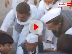 Watch: 'भारत जोड़ो यात्रा' के दौरान धक्का-मुक्की, लड़खड़ाकर नीचे गिरे दिग्विजय सिंह, सामने आया वीडियो