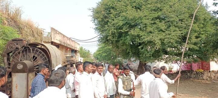 अडीच हजार लोकसंख्या असलेल्या लातूरमधील सोनखेड गावात मागील चार ते पाच दिवसापासून एका वानराने अक्षरशः दहशत निर्माण केली आहे. 50 पेक्षा अधिक गावकऱ्यांना या वानरानं चावा घेतला आहे.