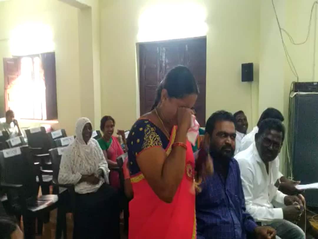 NTR District News : కరెంట్ కట్ చేశారని కన్నీళ్లు పెట్టుకున్న సర్పంచ్ NTR district putrela village president house current connection removed sarpanch was in tears DNN NTR District News : కరెంట్ కట్ చేశారని కన్నీళ్లు పెట్టుకున్న సర్పంచ్