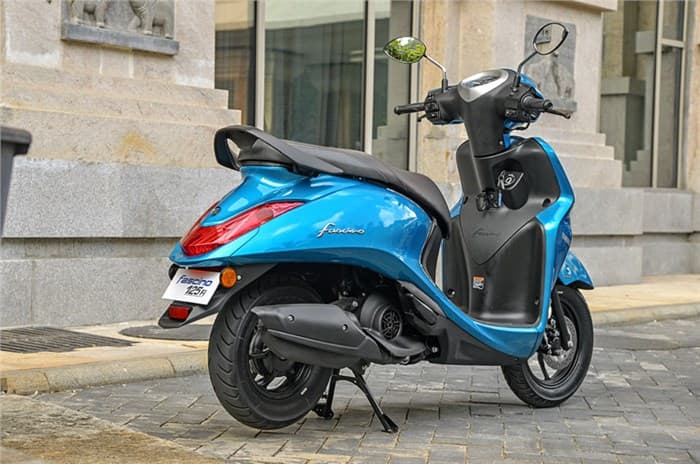 यामाहा फैसिनो 125 एफआई में 125 सीसी का इंजन है, जो 8.2 PS की पावर और 9.7 Nm का हाइएस्ट टॉर्क प्रोड्यूस करता है. इसका माइलेज 68.75 kmpl तक का है. इसमें 5.2 L का पेट्रोल टैंक है. इसकी शुरुआती कीमत 74,530 रुपये (एक्स-शोरूम ) है.