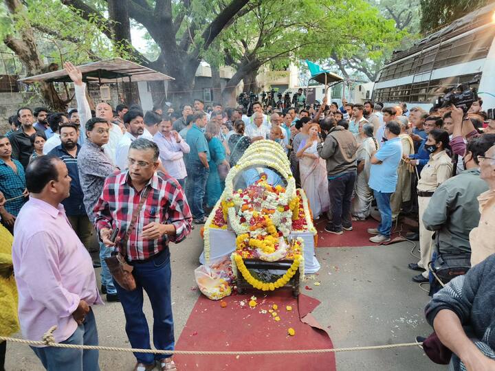 मराठी रंगभूमी आणि चित्रपटसृष्टीवर मागील पाच दशकांहून अधिक काळ अधिराज्य गाजवणारे ज्येष्ठ अभिनेते विक्रम गोखले (Vikram Gokhale) यांचे आज निधन झाले.