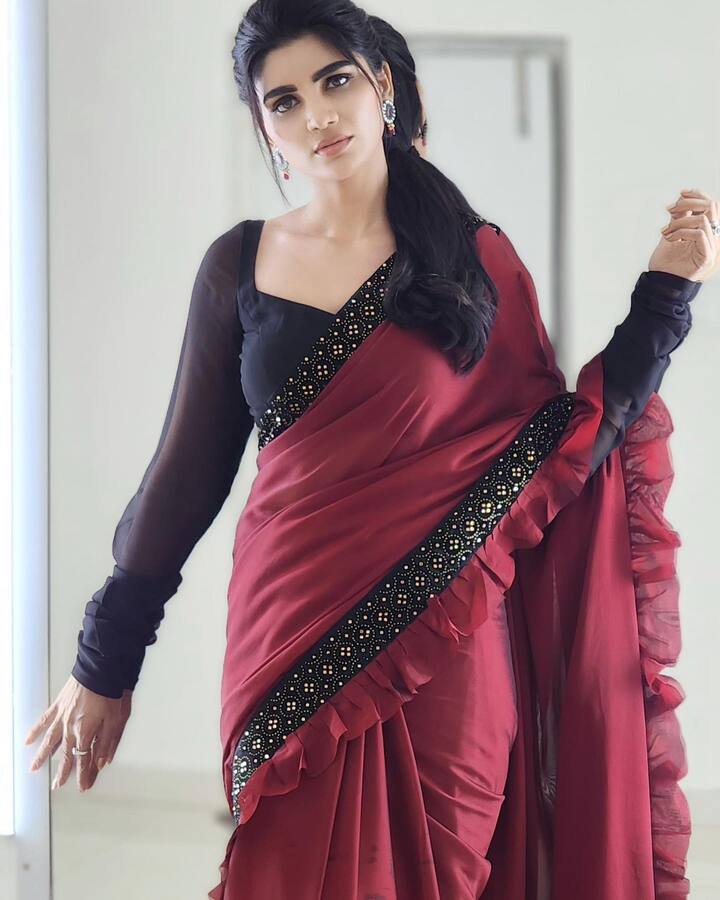 వర్షను చూస్తే ఎవరైనా కళ్లార్పకుండా అలా ఉండి పోతారు. -Image credit: Jabardasth Varsha/Instagram