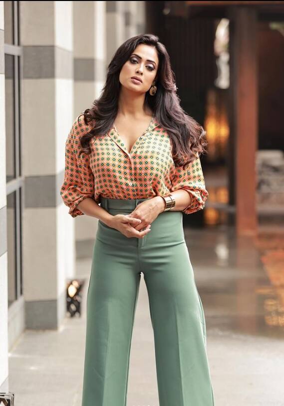 वेस्टर्न आणि एथनिक लूकमध्ये श्वेताचे सौंदर्य खुलून दिसते.