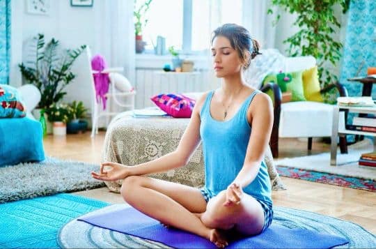 एक्ट्रेस के इस घर में आपको ब्राइट कलर देखने को मिलेंगे. उन्होंने सोफे से लेकर कुशन तक सभी में ब्राइट कलर का यूज किया है.