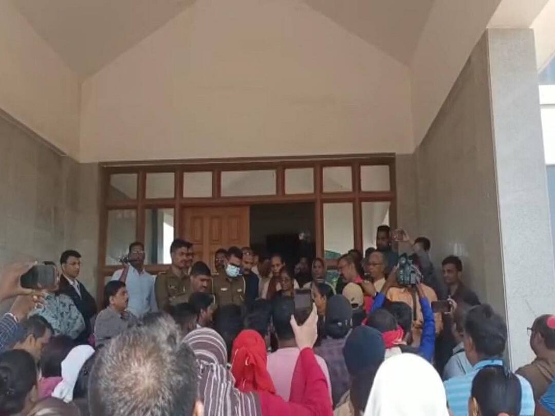 Nagpur News : सम्यक कळंबेला न्याय द्या, शाळा प्रशासनावर सदोष मनुष्यवधाचा गुन्हा दाखल करा; शेकडो पालक मेरी पाऊसपिन्स शाळेवर धडकले Nagpur a student lost his life due to the school administration and hundreds of parents stormed the school to demand that a case of culpable homicide be filed against the administration Nagpur News : सम्यक कळंबेला न्याय द्या, शाळा प्रशासनावर सदोष मनुष्यवधाचा गुन्हा दाखल करा; शेकडो पालक मेरी पाऊसपिन्स शाळेवर धडकले