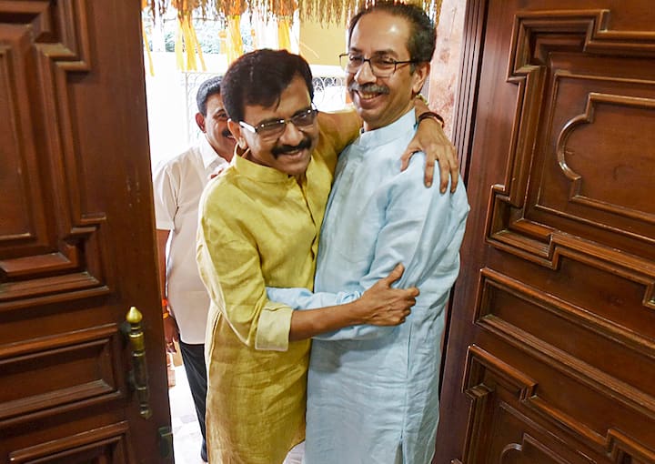 मी घरात बसूनही कामे केली त्याचे कौतुक कोरोना, शस्त्रक्रिया यामुळे बंधने. तुम्ही कुठे फिरता सुरत, गुवाहटी, गोवा. पोळ्याला बैलाला सजवलेल्या पन्नास खोके. तुम्ही घेतलेले पन्नास खोके शेतकऱ्यांना दिले तर त्यांचे भले होईल. ह्या मिंधे सरकार कडून काही अपेक्षा नाही. नविन युवकशक्ती येत होती त्यांच्या मध्ये असणारे निघून गेले. आपण हिंदुत्वावरुन कुणाला फसवले नाही. काश्मीर मध्ये भाजप मेहबूबा सोबत गेले तेव्हा काय होते? मी काँग्रेस राष्ट्रवादीला घेऊन धाराशिव आणि संभाजीनगर करुन दाखवले. आम्ही काही सोडलेले नाही बोक्यांना खोक्यांची भूक म्हणून हे गद्दारी करुन गेले. काय कमी केले होत तुमच? या गोरगरिबांनी तुम्हाला निवडून गेले. आज तात्पुरता सत्ता पण देशात तुमच्या कपाळावर गद्दाराची ओळख कायमची.