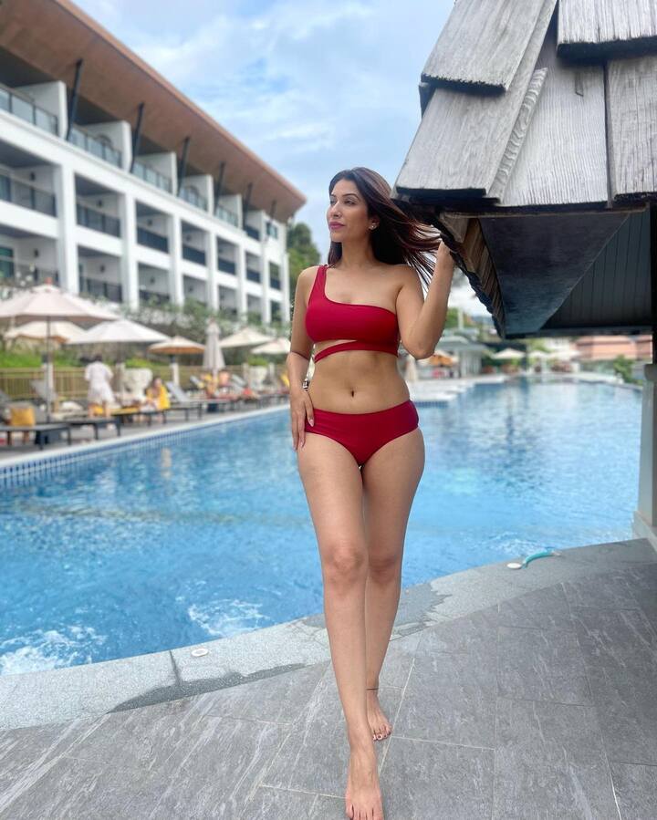 સ્વિમિંગ પૂલમાં અભિનેત્રી રેડ બિકિનીમાં ખૂબ જ હોટ પોઝ આપતી જોવા મળે છે.