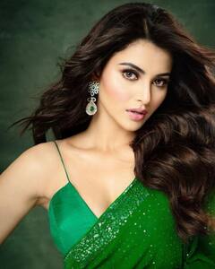 Wedding Special: वेडिंग सीजन में मेहंदी पर कैरी करें उर्वशी का ये स्टाइल, नहीं हटेंगी किसी की नजरें