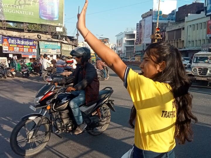 Udaipur: ट्रैफिक वॉलेंटियर बन सड़क पर उतरे लॉ के स्टूडेट्स, रोजाना तीन शिफ्ट में निभा रहे सामाजिक जिम्मेदारी Udaipur law students became traffic Volunteer to control traffic system ANN Udaipur: ट्रैफिक वॉलेंटियर बन सड़क पर उतरे लॉ के स्टूडेट्स, रोजाना तीन शिफ्ट में निभा रहे सामाजिक जिम्मेदारी