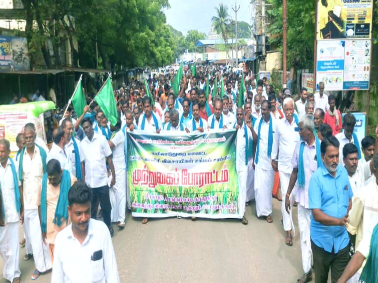 Farmers involved in dharna demand that Sirkazhi and Tharangambadi taluk should be declared as disaster TNN சீர்காழி,  தரங்கம்பாடி தாலுக்காக்களை பேரிடர் பாதித்த தாலுகாவாக அறிவிக்க வேண்டும் - விவசாயிகள்