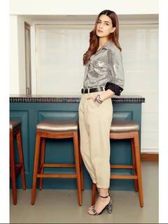 Kriti Sanon House: खूबसूरत रंगों से सजा है ‘भेड़िया’ स्टार कृति सेनन का ये लग्जरी फ्लैट, देखिए घर की इनसाइड तस्वीरें