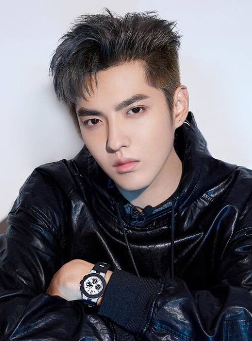 क्रिसचा जन्म चीनमध्ये झाला असला तरी तो कॅनडाचा नागरिक आहे.