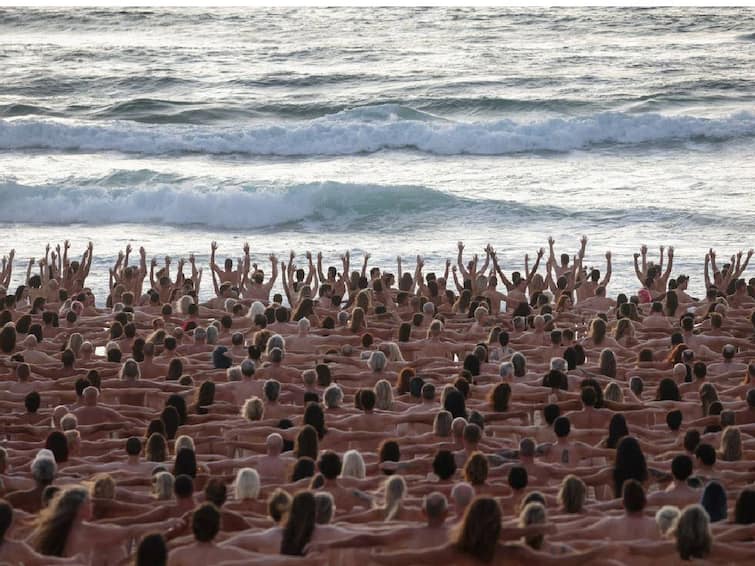 thousands australians strip tunick cancer awareness photo shoot in bondi beach Bondi Beach: அதிகாலை சூரிய வெளிச்சத்தில், ஒரே இடத்தில் நிர்வாணமாக நின்ற ஆயிரக்கணக்கானோர்.. காரணம் இதுதானாம்..