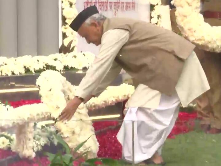 Maharashtra Governor Bhagat Singh Koshyari lays a wreath at Police Memorial on the 14th anniversary of the Mumbai Terror Attacks. (Source: ANI)