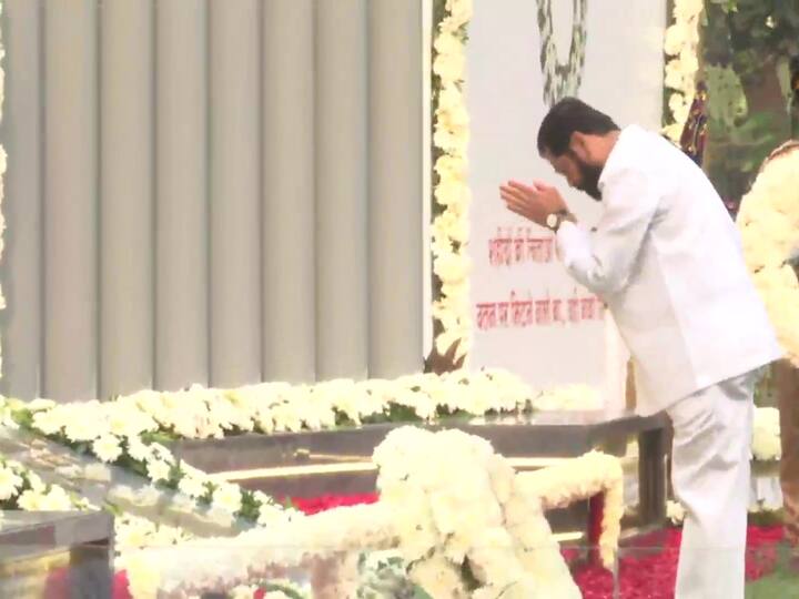 Maharashtra CM Eknath Shinde pays his tribute at Police Memorial on the 14th anniversary of the Mumbai Terror Attacks. The 26/11 attacks were a series of 12 coordinated shooting and bombing attacks carried out by 10 Pakistan-based Lashkar-e-Taiba (LeT) terrorists. (Source: ANI)