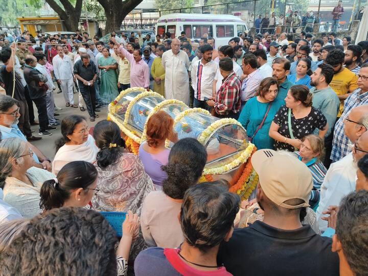 A huge crowd of fans for the funeral of veteran actor Vikram Gokhale