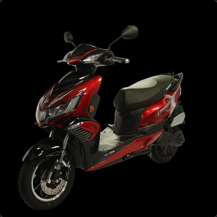 ओकीनावा आईप्रेज+ इलेक्ट्रिक स्कूटर में 1000W का BLDC मोटर के साथ 3.3kWh की लिथियम आयन बैटरी उपलब्ध है. सिंगल चार्ज में यह स्कूटर 139 किलोमीटर की दूरी तय कर सकता है. इसकी टॉप स्पीड 58 Kmph है. GPS और मोबाइल ऐप कनेक्टिविटी के साथ इस इलेक्ट्रिक स्कूटर की कीमत 105,990 रुपये एक्स शोरूम है.