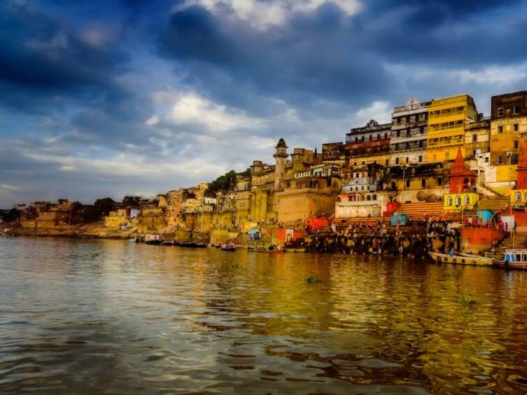 uttar pradesh Boat capsizes in river Ganga in Varanasi two persons including a woman is serious Varanasi Accident : அதிக எடை படகு.. வாரணாசியில் கங்கை நதியில் படகு விபத்து.. பயணிகள் நிலை என்ன?