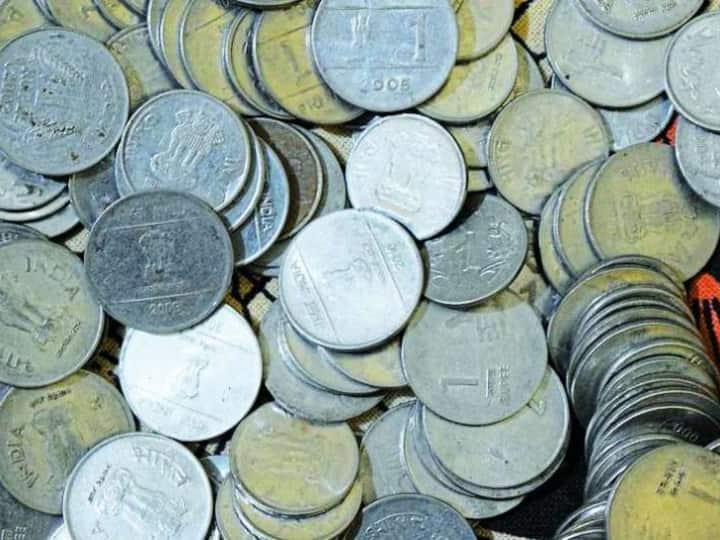 These Re 1 and 50 paise coins are out of circulation Know RBI Guideline  Old Coins: क्या आपके पास भी हैं 1 रुपये और 50 पैसे वाले ये सिक्के? जल्दी से जान लें आपके काम की खबर