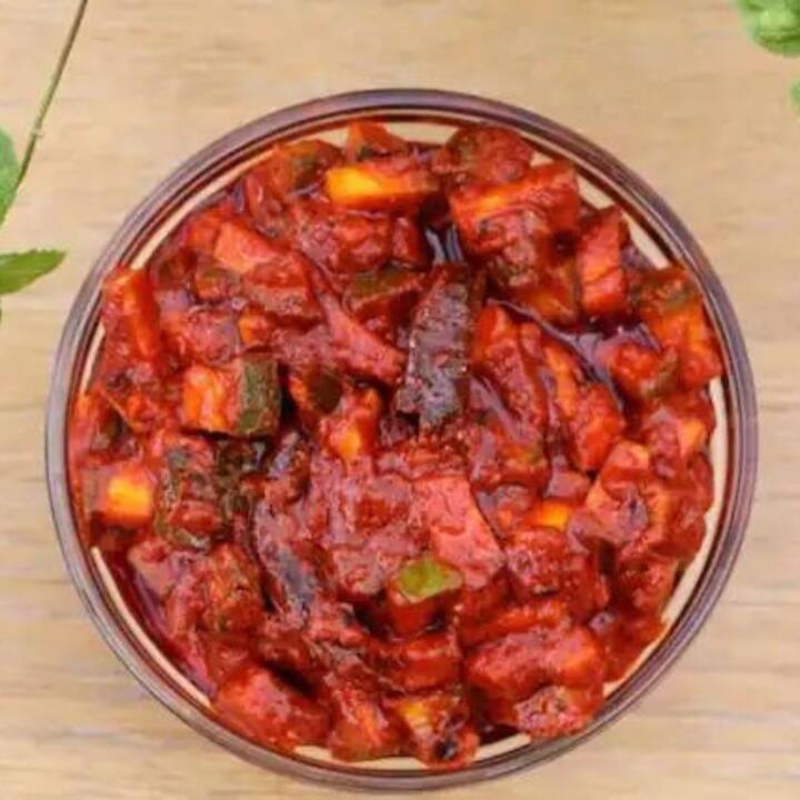 শনিবার আচার, টক বা তেলে ভাজা জাতীয় জিনিস খেলে শনি দেব রাগ করতে পারেন।