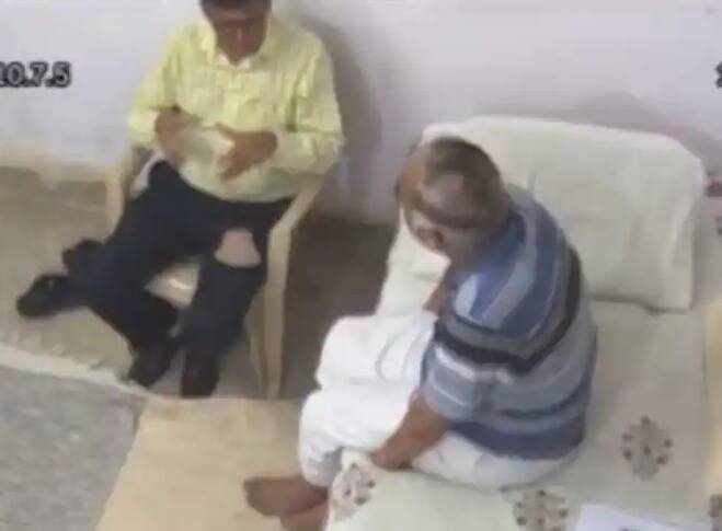 Delhi AAP Minister Satyendra Jain new video with Suspended Jail Superintendent Ajeet Kumar Satyendra Jain Video: સત્યેન્દ્ર જૈને તો ભારે કરી!!! હવે જેલનો ત્રીજો વીડિયો સામે આવતા ચકચાર
