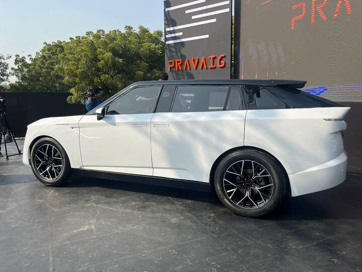 Defy एक बड़ी SUV है और इसकी लंबाई 4.9 मीटर है. यह 900mm तक पानी में उतरने और 234mm ग्राउंड क्लीयरेंस के साथ अच्छी ऑफ-रोड क्षमता से लैस है. इसमें ऑल-व्हील ड्राइव सिस्टम दिया गया है.