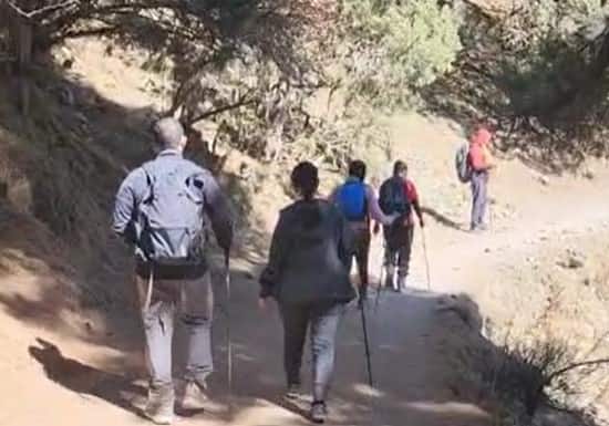 पोलीस ग्रामीण दलात कार्यरत पोलीस उपनिरीक्षक शिवाजी नन्नवरे आणि मुलगी देवयानी नन्नवरे यांनी जगात सर्वात उंच असलेल्या एव्हरेस्ट शिखरावरील चढाईचा बेस कँप पूर्ण केला