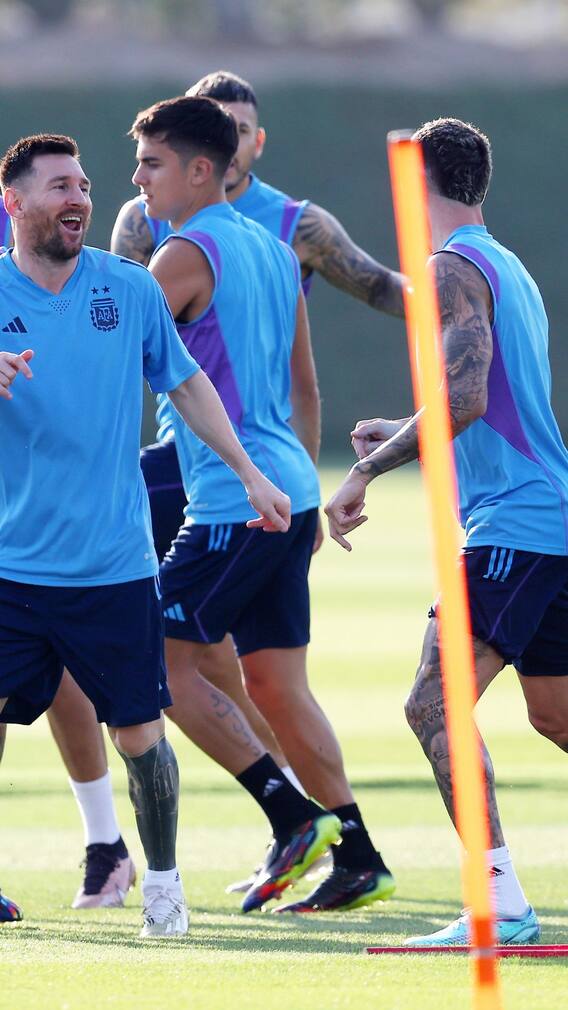 লুসেইল স্টেডিয়ামের বাইরে বাড়ছে আর্জেন্তাইন সমর্থকদের ভিড়