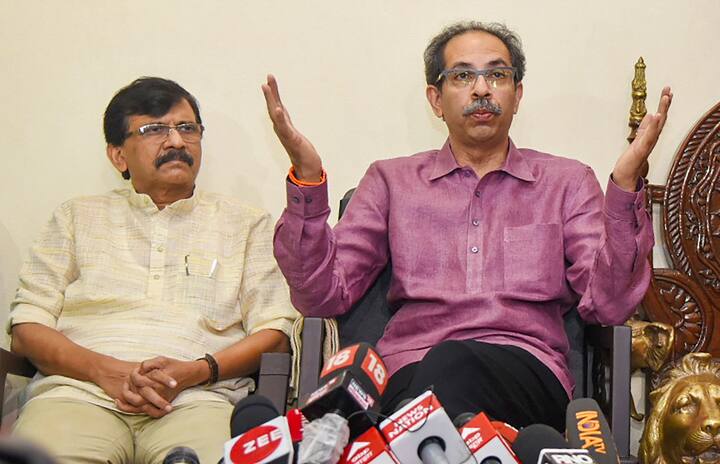 छत्रपतींचा वारंवार अपमान करायचा. गुजरात निवडणुकीसाठी उद्योग तिकडे पाठवताहेत. काल कर्नाटकचे मुख्यमंत्री आपल्या राज्यातला गावांवर हक्क सांगताहेत. पुढल्या वर्षी कर्नाटकची निवडणूक उद्या भाजप महाराष्ट्राचे तुकडे करतील. मिंधे गप्प बसतील. विठोबाला पण कर्नाटकात नेणार, अक्कलकोटचे स्वामी समर्थ तिकडे नेणार. मी मुख्यमंत्री असतांना राज्यपालांचा आगाऊ पणा सहन केला नाही. काळ्या टोपीने अनेकदा अपमान केला.