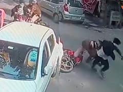 Watch Video : வழிப்பறியில் ஈடுபட்டவரை, உயிரைப் பணயம் வைத்து விரட்டிப்பிடித்த போலீஸ்.. வைரல் வீடியோ..