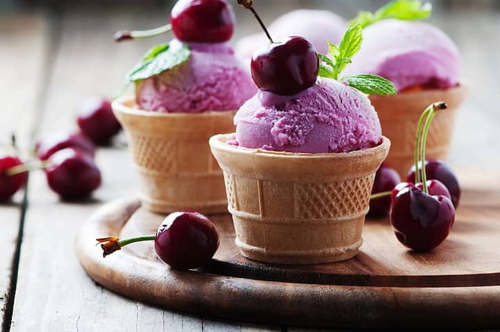 गले की खराश से मिलेगी राहत: जानकारों और हेल्थ एक्सपर्ट्स की माने तो भले ही आइसक्रीम खाने में ठंडी होती है लेकिन, इसकी तासीर गर्म होती है. आइसक्रीम में फैट कंटेंट ज्यादा होता हैं जो शरीर में गर्मी बढ़ाने का काम करता है. गले में खराश होने के दौरान अगर आप इसे खाते हैं तो ये आपको नुकसान नहीं है बल्कि इससे राहत दिलाएगा.