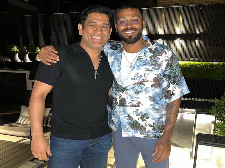 Dhoni-Pandya dance fiercely on Badshah’s song ‘Kala Chashma’, video going viral Dhoni-Pandya dance fiercely on Badshah’s song ‘Kala Chashma’, video going viral