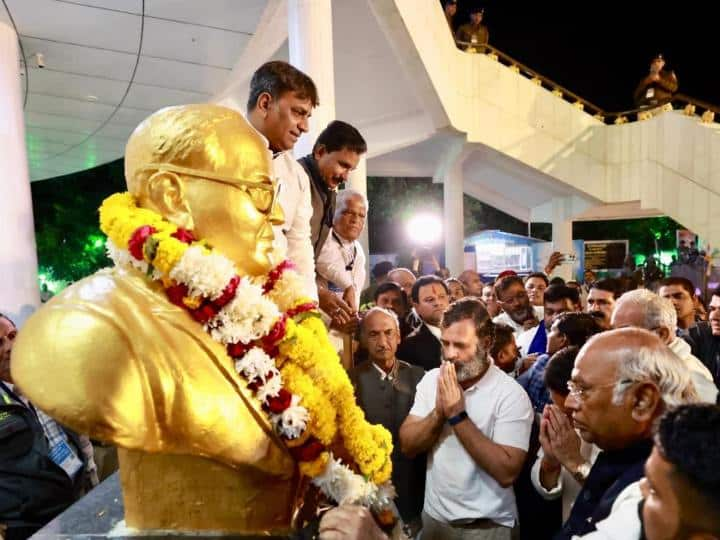 भारत जोड़ो यात्रा के दौरान कांग्रेस नेता राहुल गांधी शनिवार को संविधान दिवस पर इंदौर के महू पहुंचे, जहां उन्होंने संविधान निर्णाता बीआर अंबेडकर की प्रतिमा पर माल्यार्पण किया.