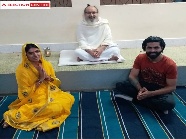 Gujarat Assembly Election 2022: Ravindra Jadeja takes blessing of Lalbapu with wife Rivabaa and BJP jamnagar candidate Gujarat Election 2022: રવિન્દ્ર જાડેજાએ પત્ની રિવાબા સાથે લીધા ગુરુ લાલબાપુના આશીર્વાદ, જુઓ તસવીરો