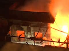 টেরিটি বাজারের তিনতলা বাড়িতে কীভাবে লাগল আগুন? এখনও অস্পষ্ট কারণ