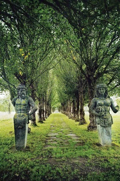 स्वीडन : यूरोप का देश स्वीडन अपनी सुंदरता के लिए जाना जाता हैं. यह देश साफ-सफाई के मामलों में भी टॉप कंट्रीज़ में आता हैं. घूमने के लिहाज से अगर आप प्रकृति से भरपूर डेस्टिनेशन की तलाश कर रहे हैं तो स्वीडन आपके लिए एक अच्छी च्वाइस होगी.