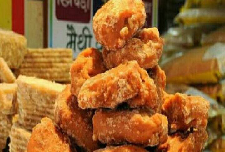 હિમોગ્લોબિનની જેને કમી હોય તેને પણ ગોળની સેવન કરવું જોઇએ. તેનાથી એચબીની માત્રા વધે છે. ગોળમાં આયર્ન, ફોલેટ જેવા પોષક તત્વો મળી આવે છે, જે શરીરમાં રેડ બ્લડ સેલ્સ વધારવામાં અસરકારક સાબિત થઈ શકે છે. નિયમિત રીતે ખાલી પેટે ગોળનું સેવન કરવાથી શરીરમાં આયર્નની ઉણપ દૂર થાય છે.