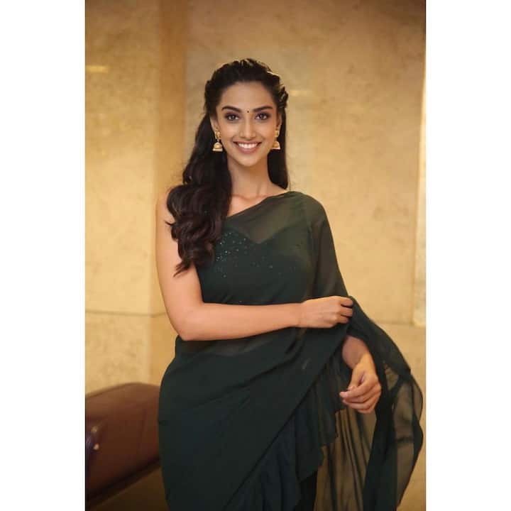 అడివి శేష్ నటిస్తోన్న ’హిట్ 2‘ సినిమాలోనూ హీరోయిన్ గా ఎంపిక. Photo credit@Meenakshi Chaudhary/instagram
