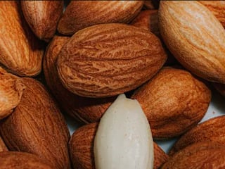 Almonds : பாதாமை ஊறவைங்க.. தோல் உரிச்சு சாப்பிடுங்க.. இவ்வளவு மேஜிக் நடக்குமா? கொஞ்சம் படிங்க..