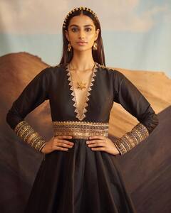 ’ఖిలాడి‘ బ్యూటీ మీనాక్షి చౌదరి లేటెస్ట్ ఫోటోలు