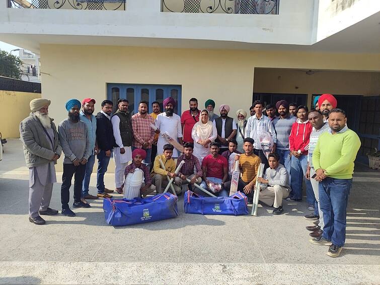 MLA Sarvjit Kaur Manuke distributed sports kits to the players Punjab News : ਵਿਧਾਇਕਾ ਮਾਣੂੰਕੇ ਨੇ ਵੰਡੀਆਂ ਖਿਡਾਰੀਆਂ ਨੂੰ ਖੇਡ ਕਿੱਟਾਂ , ਕਿਹਾ - ਨੌਜਵਾਨਾਂ ਨੂੰ ਨਸ਼ਿਆਂ ਵਾਲੇ ਪਾਸਿਓਂ ਮੋੜਕੇ ਖੇਡਾਂ ਵੱਲ ਜੋੜਾਂਗੇ