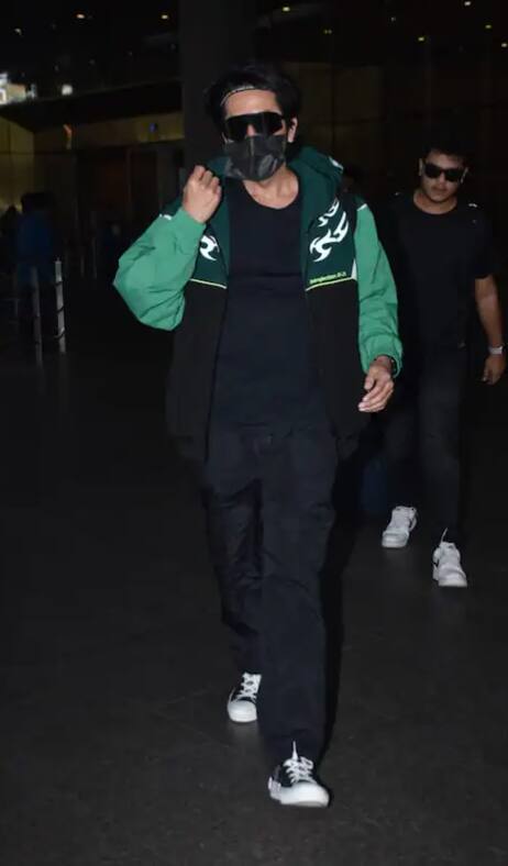 ਬਾਲੀਵੁੱਡ ਅਭਿਨੇਤਾ ਆਯੁਸ਼ਮਾਨ ਖੁਰਾਨਾ ਇਨ੍ਹੀਂ ਦਿਨੀਂ ਆਪਣੀ ਫਿਲਮ 'ਐਨ ਐਕਸ਼ਨ ਹੀਰੋ' ਨੂੰ ਲੈ ਕੇ ਚਰਚਾ 'ਚ ਹਨ। ਅਦਾਕਾਰਾ ਨੂੰ ਹਾਲ ਹੀ 'ਚ ਏਅਰਪੋਰਟ 'ਤੇ ਦੇਖਿਆ ਗਿਆ।