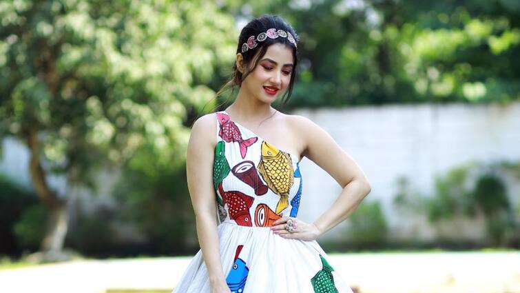 Monami Ghosh: Actress Monami Ghosh wore a white gown embordered with Pathachitra for a special reason, know in details Monami Ghosh: দুধসাদা গাউনে আঁকা পটচিত্র, বাংলার ঐতিহ্যের প্রচারে বিশেষ উদ্যোগ মনামীর