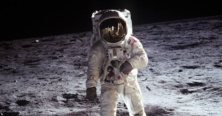 nasa says human will live on moon by 2030 NASA : चंद्रावर 2030 पर्यंत मानवी वस्ती, कामही करता येणार; नासाचा मोठा दावा