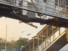 महाराष्ट्र के चंद्रपुर में बल्लारशाह रेलवे स्टेशन पर गिरा फुटओवर ब्रिज, 20 लोगों के घायल होने की खबर