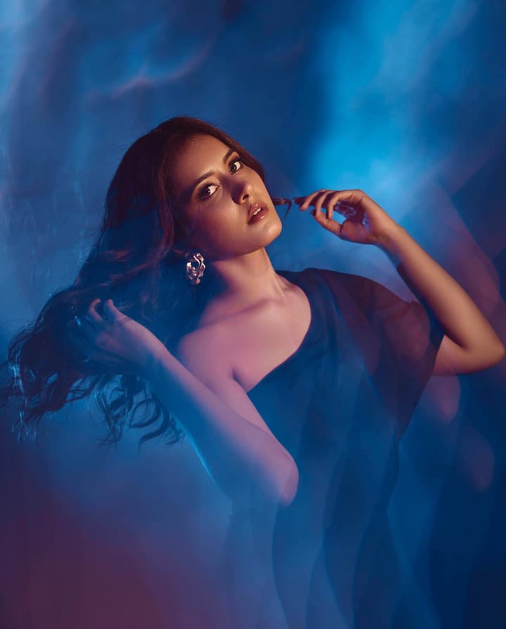 या फोटोंमध्ये राशी क्लासी आणि स्टायलिश अवतारामध्ये दिसत आहे.